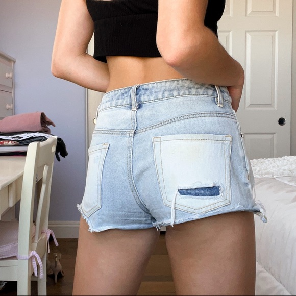 Light Wash Color Block Distressed Denim Shorts - Picture 4 of 5